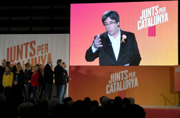 Le président catalan déchu Carles Puigdemont s'adresse par vidéo interposée à ses partisans lors d'un meeting électoral à Barcelone, le 4 décembre 2017