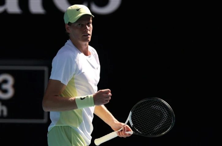 L'Italien Jannik Sinner célèbre sa victoire face au Chilien Nicolas Jarry au premier tour de l'Open d'Australie, à Melbourne, le 13 janvier 2025