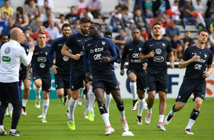 Les joueurs de l'équipe de France s'échauffent avant un match d'entraînement avec les U19 de Bayonne, le 21 mai 2016 au stade Aguilera
