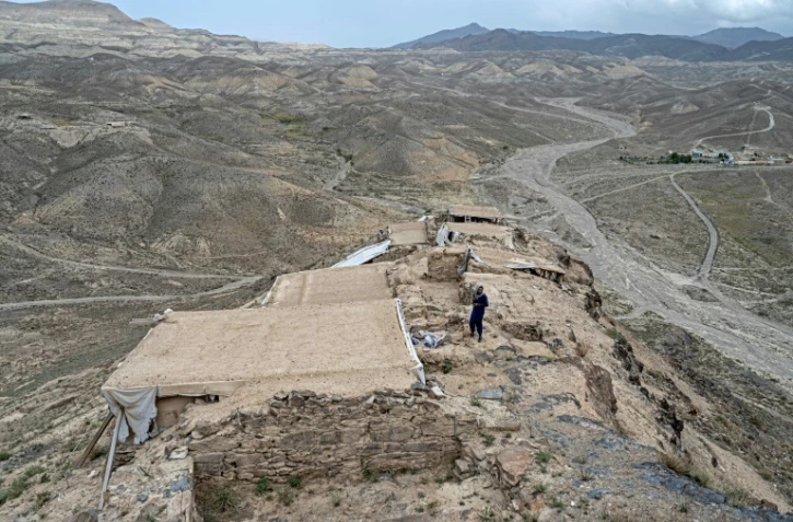 Un taliban monte la garde le 17 mai 2022 sur le site de la cité bouddhiste millénaire Mes Aynak dans l'est de l'Afghanistan