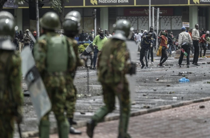 Des manifestants lancent des pierres sur les policiers à Nairobi, le 25 juin 2025 au Kenya