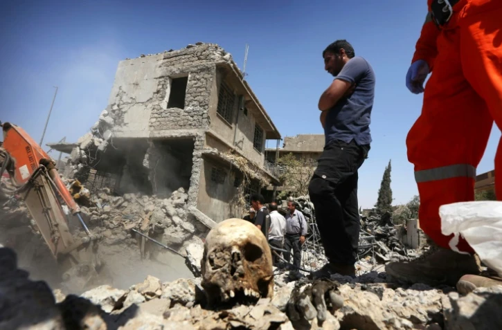 Un crâne humain découvert par les équipes de secours lors des recherches de victimes dans les décombres de maisons et d'immeubles, le 26 juillet 2017 à Mossoul