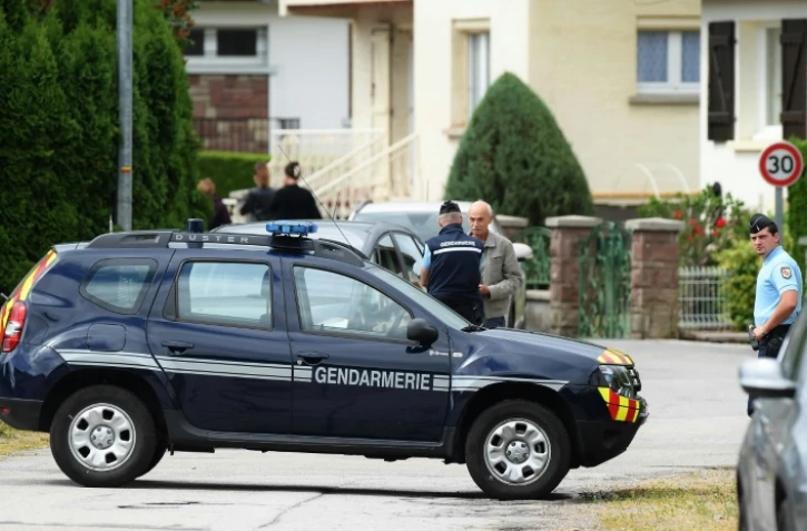 Des gendarmes près du domicile de Murielle Bolle, le 28 juin 2017 à Granges-sur-Vologne dans les Vosges