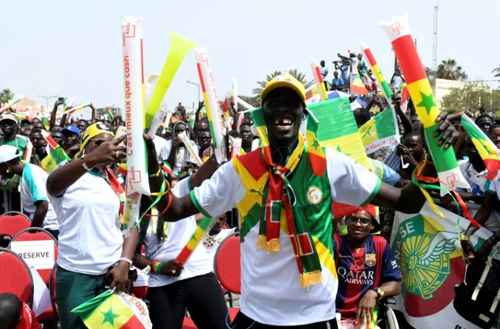 Scène de liesse des supporters sénégalais assistant, sur écran géant, au match contre le Japon depuis une fan zone à Dakar, le 24 juin 2018