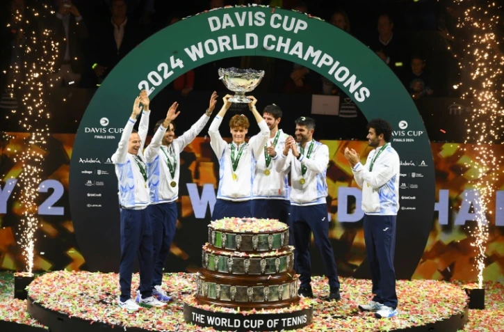 Jannik Sinner soulève la Coupe Davis au milieu de l'équipe d'Italie, victorieuse de l'édition 2024, le 6 novembre 2024 à Malaga