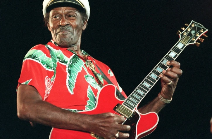 Le guitariste américain Chuck Berry joue en solo lors de son concert le 17 juillet 1998 à Nice