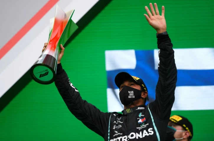 Le pilote britannique Lewis Hamilton célèbre sa victoire au GP de F1 de Portimao, au Portugal, le 25 octobre 2020