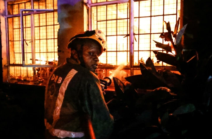 Un pompier lutte contre un gigantesque incendie déclenché par une explosion de gaz à Nairobi, le 2 février 2024