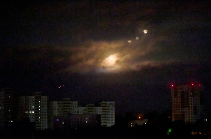 Des drones explosent alors qu'ils sont détruits par la défense aérienne ukrainienne lors d'une attaque nocturne massive sur la capitale ukrainienne, Kiev, le 30 septembre 2024