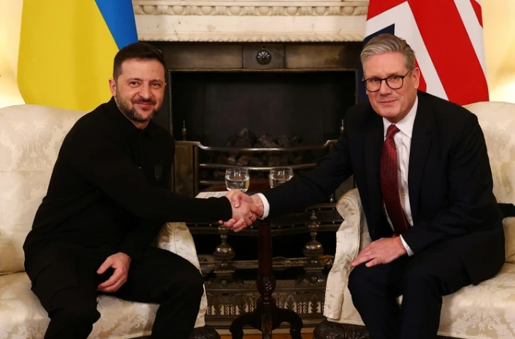Le Premier ministre britannique Keir Starmer (à droite) serre la main du président ukrainien Volodymyr Zelensky lors d'un entretien bilatéral à Londres, le 1er mars 2025