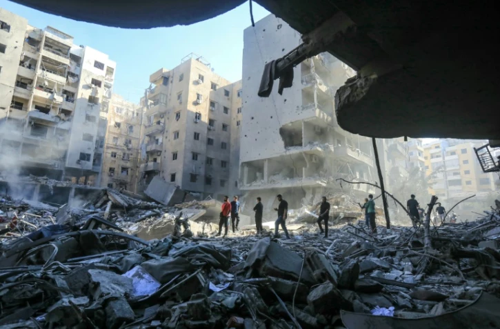 Des habitants dans les décombres de bâtiments détruits par les frappes israéliennes qui ont tué le chef du Hezbollah Hassan Nasrallah, dans la banlieue sud de Beyrouth, le 29 septembre 2024