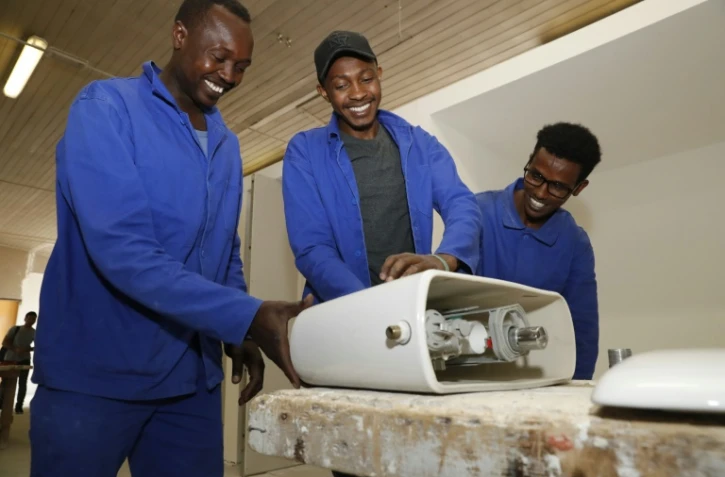 Des réfugiés s'entraînent à des travaux de la plomberie à Meaux, près de Paris, le 30 mai 2017