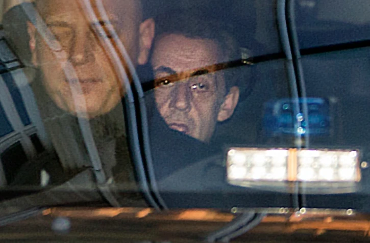 L'ancien président Nicolas Sarkozy arrive au pôle financier à Paris le 16 février 2016