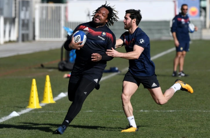 Mathieu Bastareaud tente d'échapper à Maxime Machenaud lors d'un entraînement du XV de France à Aix-en-Provence, le 20 février 2018