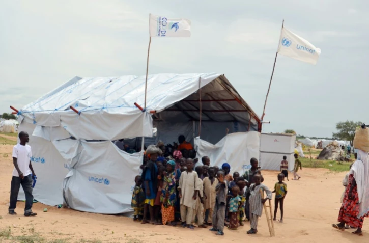 Des enfants près d'une tente de l'Unicef installée dans le camp de réfugiés d'Assaga, au sud-est du Niger, le 16 septembre 2015