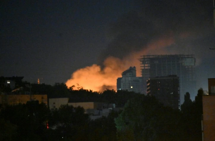 Un panache de fumée s'élève le 1er août 2026 à Kiev, à la suite d'une attaque russe de missiles balistiques