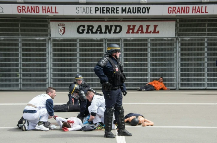 Des policiers et des secouristes participent Ă une simulation d'attentat devant le stade Pierre Mauroy Ă Lille le 21 avril 2016