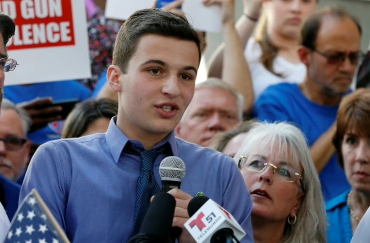 Cameron Kasky, élève du lycée Marjory Stoneman Douglas, lors d'une manifestation à Fort Lauderdale, en Floride, le 17 février 2018