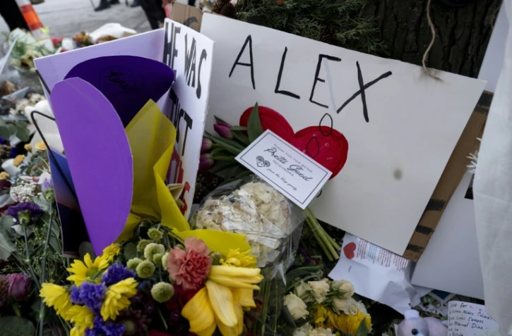 Des messages et des fleurs sur le mémorial improvisé dédié à Alex Pretti, à Minneapolis, dans le Minnesota, le 29 janvier 2026