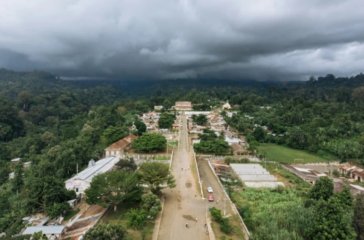 Vue aérienne de l'ancienne plantation coloniale de cacao abandonnée Agostinho Neto, à Sao Tomé-et-Principe le 29 mai 2019
