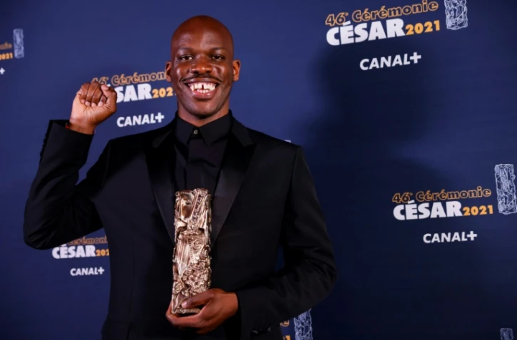 Jean-Pascal Zadi remporte le prix du meilleur espoir masculin lors de la 46e édition des Césars à l'Olympia à Paris le 12 mars 2021