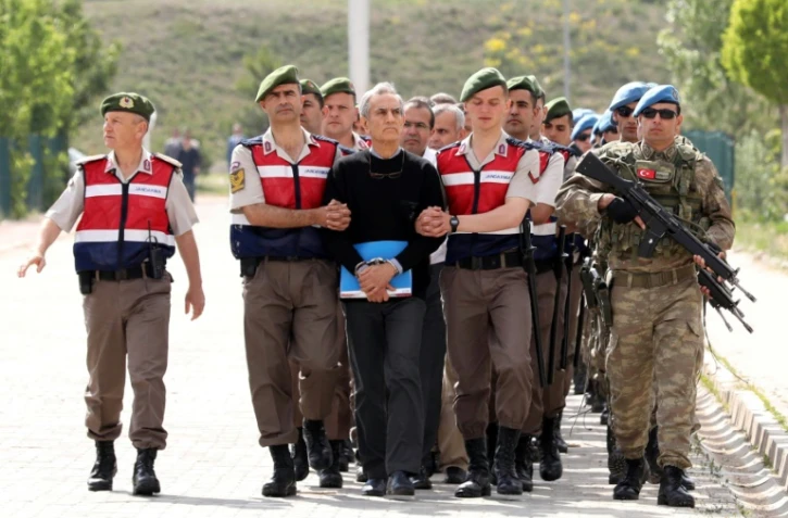 Un ancien chef de l'armée de l'air, Akin Öztürk, accusé d'avoir participé au coup d'Etat manqué du 15 juillet, est conduit à son procès, dans une prison près d'Ankara, le 22 mai 2017