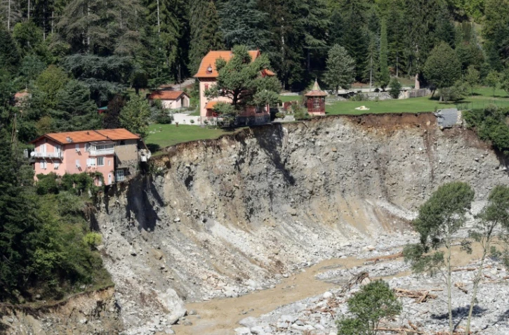 Le village de Saint-Martin-Vesubie au bord du précipice, le 3 octobre 2020, après les violentes crues qui ont affecté l'arrière-pays niçois