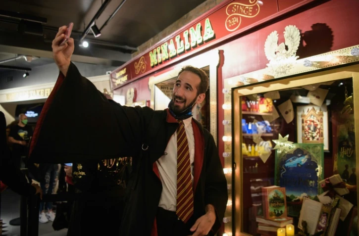 Un homme en robe de sorcier dans le nouveau magasin Harry Potter de New York, le 3 juin 2021