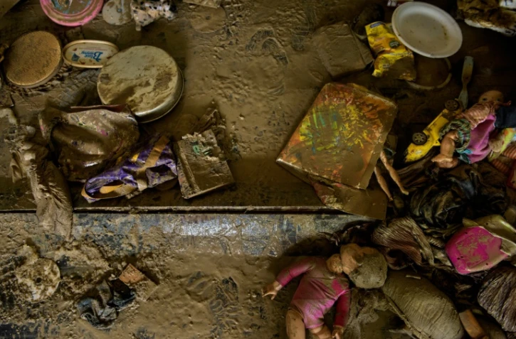 Des effets personnels refont surface, après la décrue, dans une maison de Denham Springs, le 17 août 2016