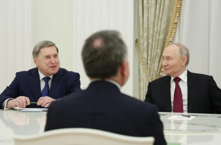 Sur cette photo distribuée par l'agence publique russe Spoutnik, le président russe Vladimir Poutine et le conseiller diplomatique du Kremlin Iouri Ouchakov lors d'une rencontre avec l'émissaire américain Steve Witkoff, le 2 décembre 2025 à Moscou