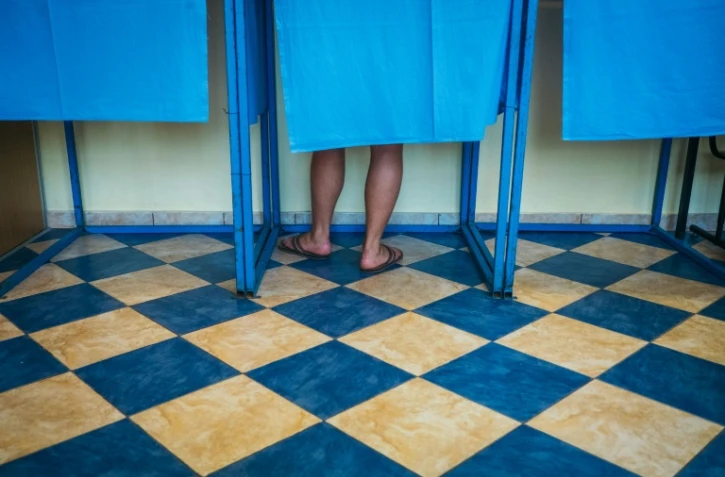 Un homme entrain de voter pour un référendum visant à inscrire dans la Constitution l'interdiction des marriages gays à Clinceni en Roumanie le 7 octobre 2018