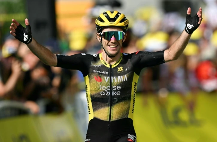 Le Britannique Simon Yates remporte la 10e étape du Tour de France, au Mont-Dore, le 14 juillet 2025