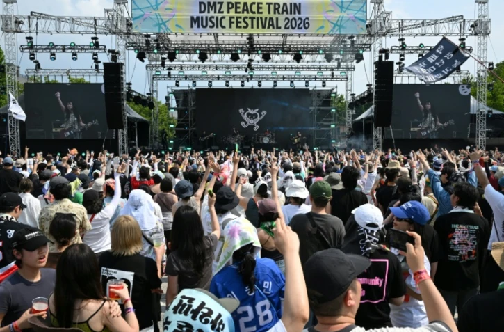 Le groupe de rock indépendant Peach Truck Hijackers en concert au DMZ Peace Train Festival à Cheorwon, près de la frontière avec la Corée du Nord, le 14 juin 2026 en Corée du Sud