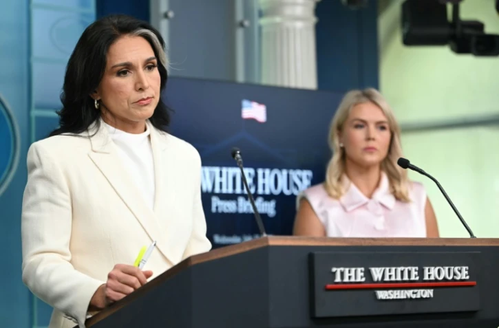 La directrice du renseignement national, Tulsi Gabbard, au pupitre de la salle de presse de la Maison Blanche, devant la porte-parole de l'exécutif américain, Karoline Leavitt, à Washington, le 23 juillet 2025
