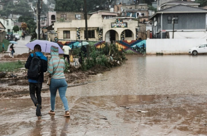 Une rue encore inondée dans un quartier de Durban, le 18 avril 2022 en Afrique du Sud