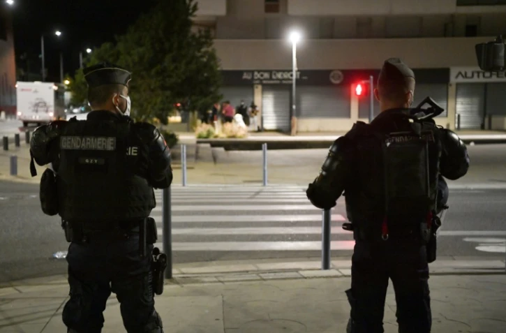 Des gendarmes patrouillent dans une rue du quartier du Mistral à Grenoble, le 26 août 2020