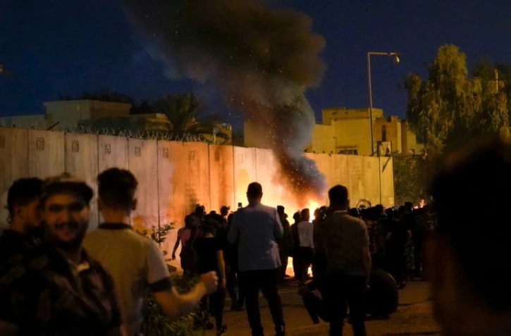 Des manifestants irakiens allument un feu près du consulat de l'Iran à Kerbala, dans le sud de l'Irak, le 3 novembre 2019