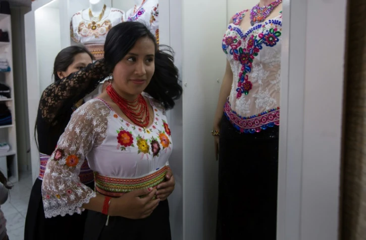 Une cliente essaie un vêtement inspiré des tenues traditionnelles de l'ethnie puruha, dans un magasin de Riobamba, en Equateur, le 1er juillet 2017
