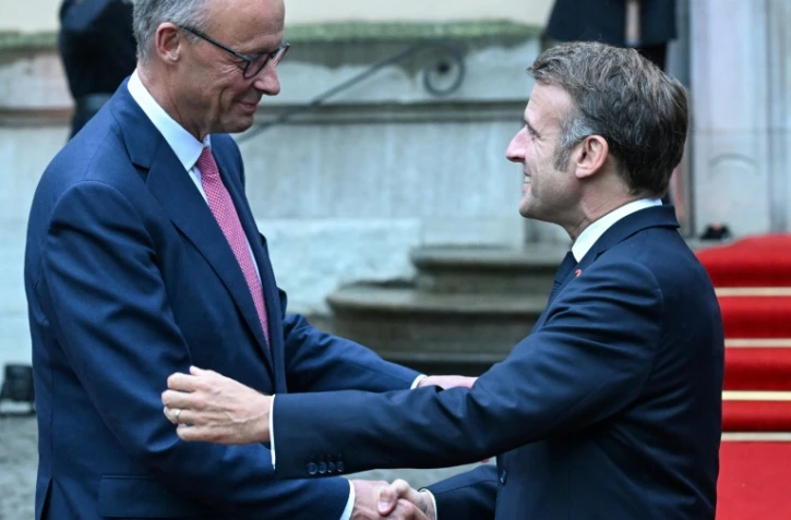 Le chancelier allemand Friedrich Merz (à gauche sur la photo) et le président français Emmanuel Macron (à droite) à Berlin, le 23 juillet 2025