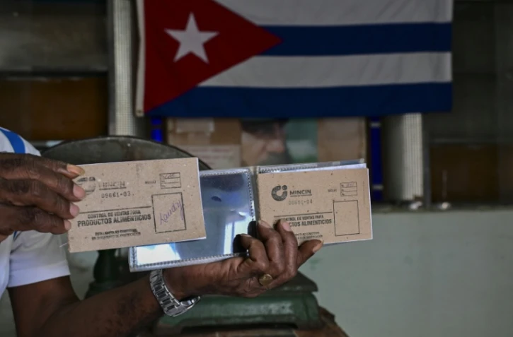 Un carnet de rationnement dans une épicerie à prix subventionnée, appelée "bodega", à La Havane, le 5 octobre 2026 à Cuba