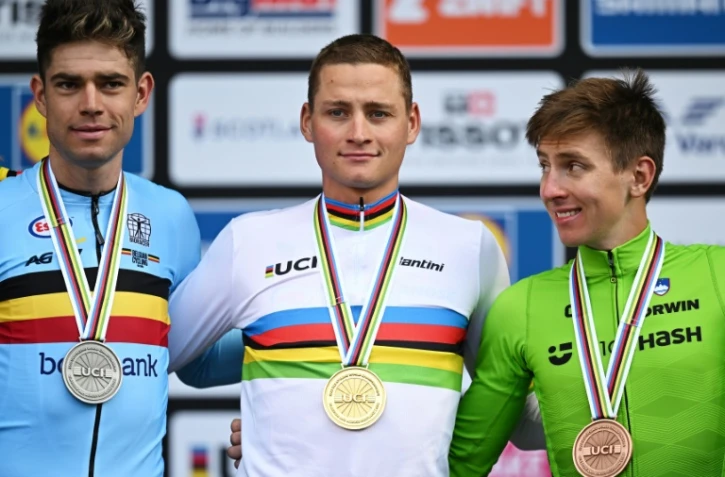 Mathieu van der Poel (centre), Wout van Aert (gauche) et Tadej Pogacar (droite) à Glasgow le 6 août 2023
