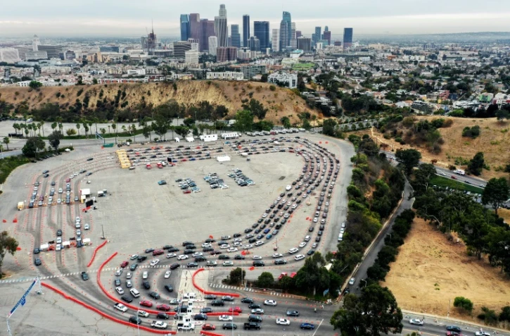 Une vue aérienne du stade des Dodgers, où des automobolistes attendent de faire un test pour le Covid-19, à Los Angeles le 7 décembre 2020