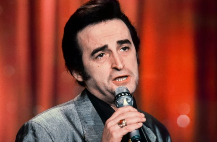 Le chanteur Dick Rivers lors de l'une de ses interprétations, à Paris, le 4 avril 1987