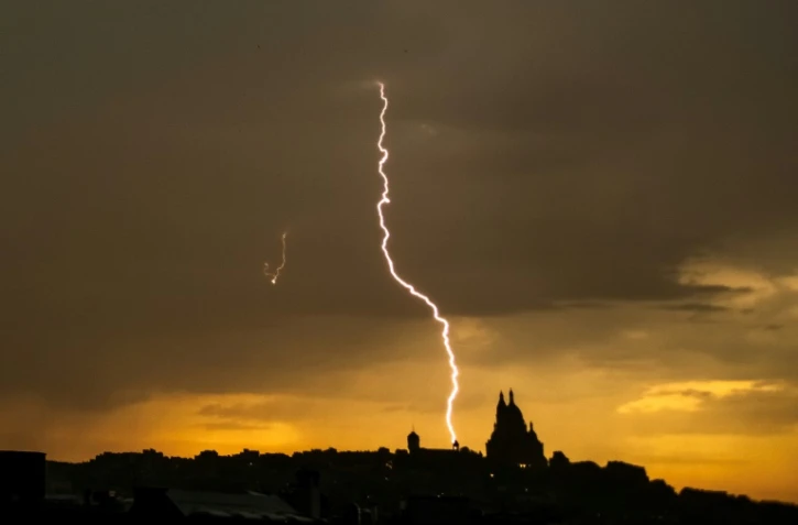 Un éclair près de la Basilique du Sacré-Cœur de Montmartre, Paris le 25 juin 2025.