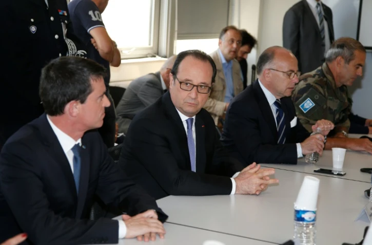 François Hollande entre Manuel Valls et Bernard Cazeneuve lors d'une réunion le 15 juillet 2016 à la préfecture de Nice