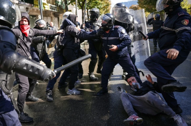 Un manifestant au sol, interpellé par des policiers, lors d’une manifestation antigouvernementale à Tirana, le 16 octobre 2026 en Albanie