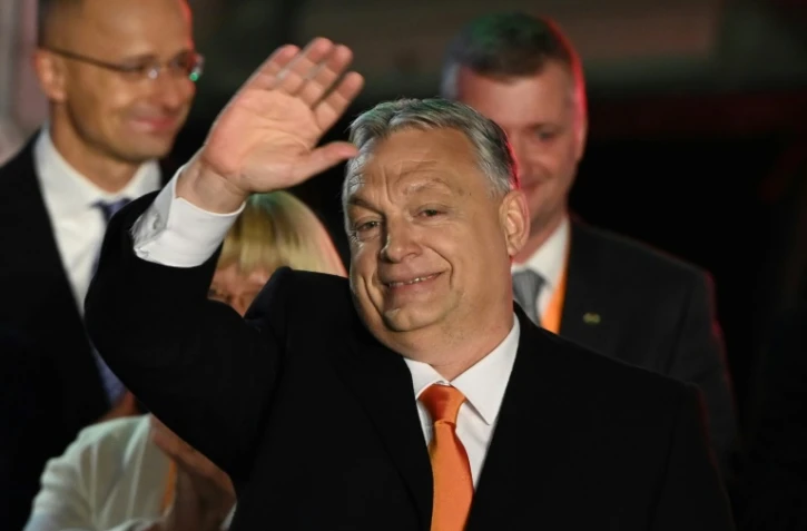 Le Premier ministre hongrois Viktor Orban célèbre sa victoire électorale avec des membres de son parti Fidesz, le 3 avril 2022 à Budapest