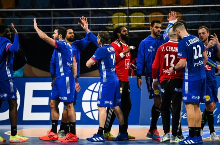 L'équipe de France fête sa victoire sur l'Autriche lors du match de groupes du Mondial, au Caire, le 16 janvier 2021