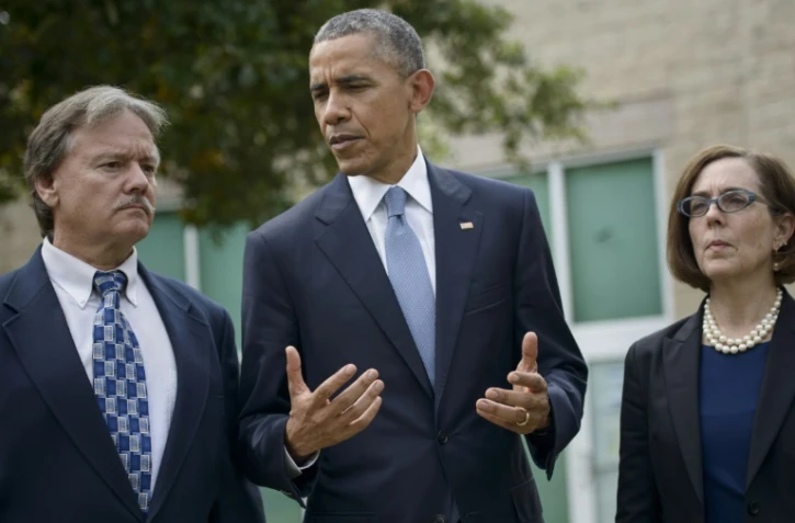 Le président Obama (c), le maire de Roseburg, Larry Rich (g) et la gouverneure de l'Oregon Kate Brown, le 9 octobre 2015 à Roseburg