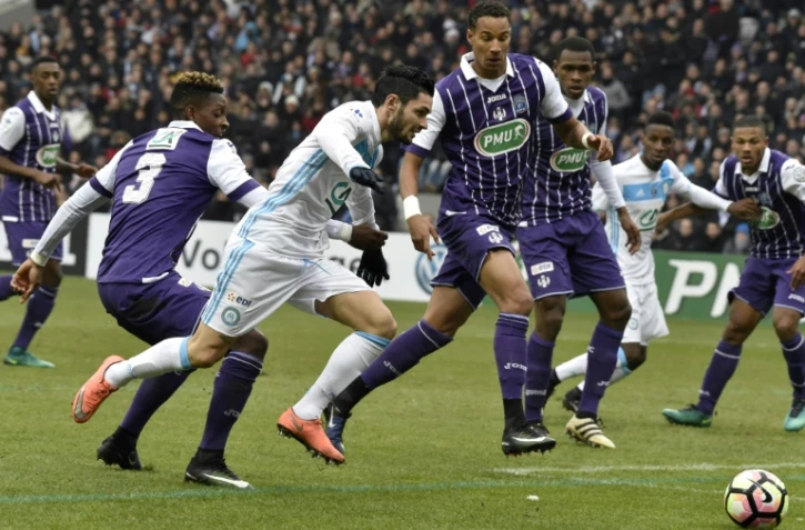 Le milieu d Marseille Rémy Cabella (c)  à la lutte avec  le défenseur de Toulouse  Jacques François Moubandje (g) en Coupe de France, le 8 janvier 2017 à Toulouse 